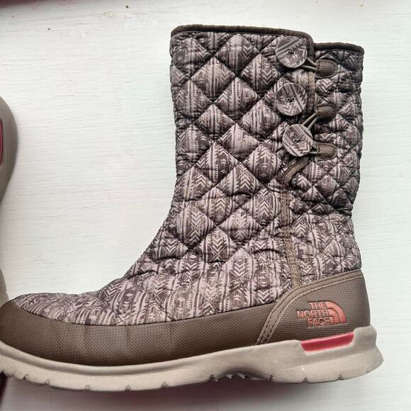 Grey the North Face quilted Snow Boots Winter size 9 EUC - Picture 1 of 5